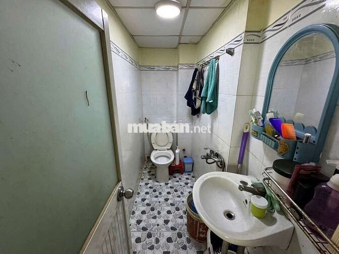 Bán nhà Phạm Văn Chí Quận 6 dt 3,3x8m giá 3,3 tỷ.