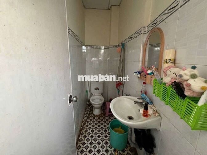 Bán nhà Phạm Văn Chí Quận 6 dt 3,3x8m giá 3,3 tỷ.