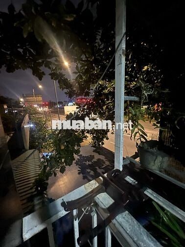 Nhà mặt tiền, có sân, 1 lầu, 2 PN, có nội thất sẵn (Long Thới, Nhà Bè)