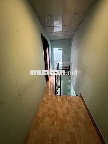 Nhà mặt tiền, có sân, 1 lầu, 2 PN, có nội thất sẵn (Long Thới, Nhà Bè)