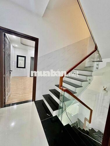 Nhà Mới Xây DT 250m2 1Trệt 1Lửng 3Lầu 4Pn 5Wc 1/ Tô Ngọc Vân Sân Thượg