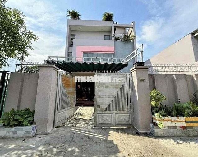 bán căn nhà biệt thự bốn tầng đường thông xe tải dt 9x18 đối diện trườ