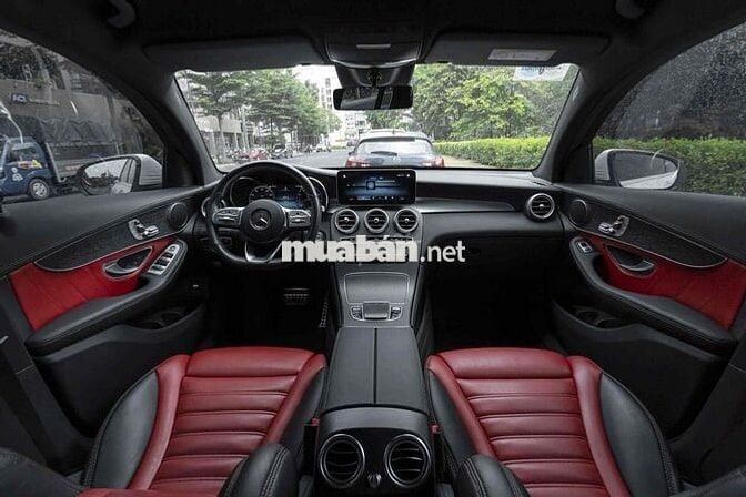 GLC300 COUPE Model 2023 màu trắng/ nt đỏ siêu lướt