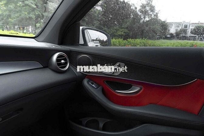 GLC300 COUPE Model 2023 màu trắng/ nt đỏ siêu lướt