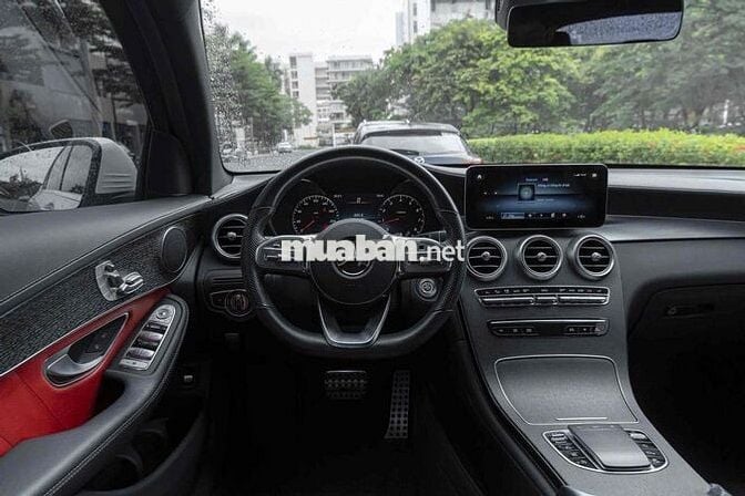 GLC300 COUPE Model 2023 màu trắng/ nt đỏ siêu lướt
