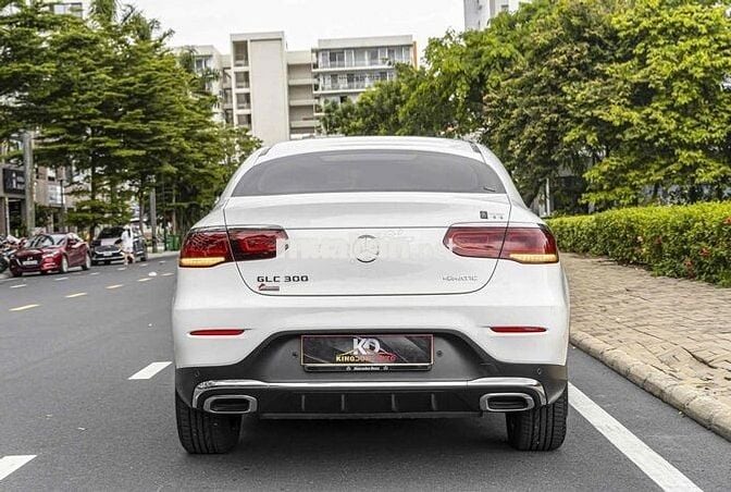 GLC300 COUPE Model 2023 màu trắng/ nt đỏ siêu lướt