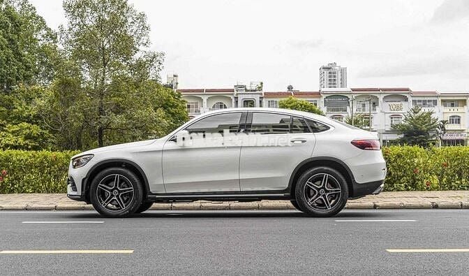 GLC300 COUPE Model 2023 màu trắng/ nt đỏ siêu lướt