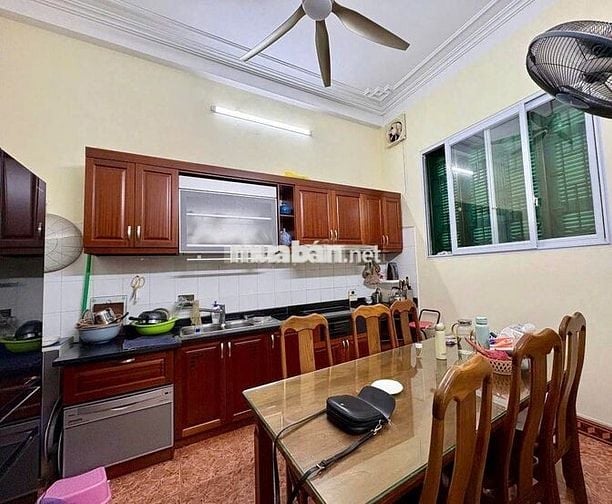 Ô tô đỗ cửa, đường Hoàng Quốc Việt - Nguyễn Văn Huyên