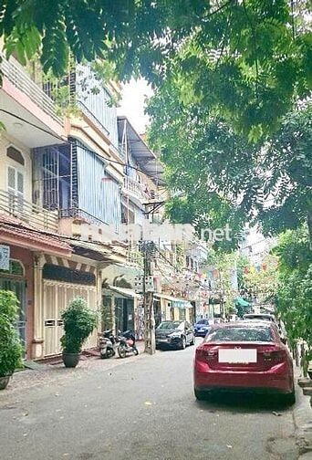 Ô tô đỗ cửa, đường Hoàng Quốc Việt - Nguyễn Văn Huyên