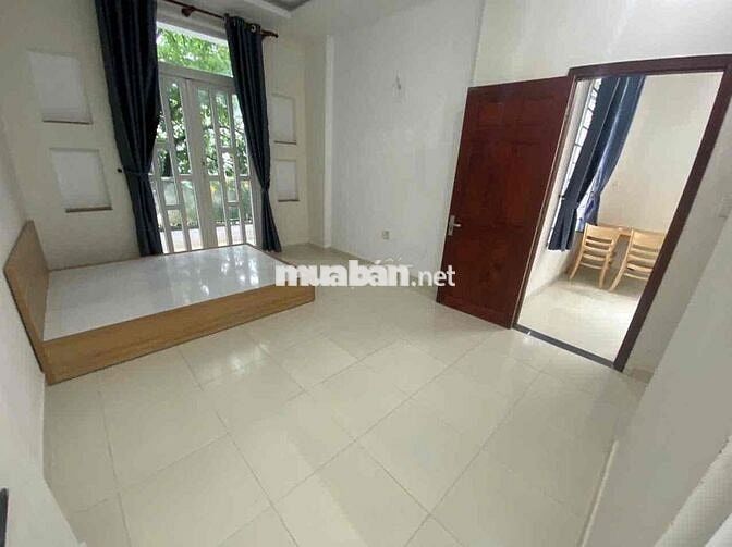 Phòng Ban công tách bếp ngay đông hưng thuận 42