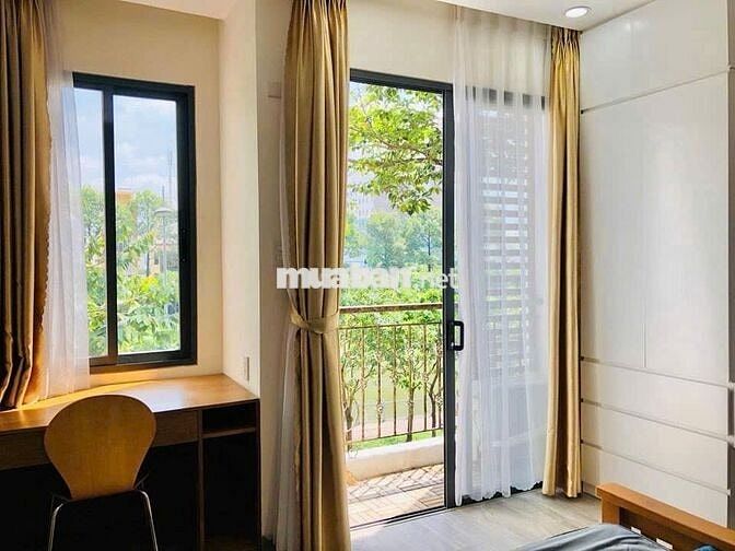 Căn hộ dịch vụ 2 phòng ngủ cao cấp mở cửa sổ ngắm nhìn kênh Như Lộc
