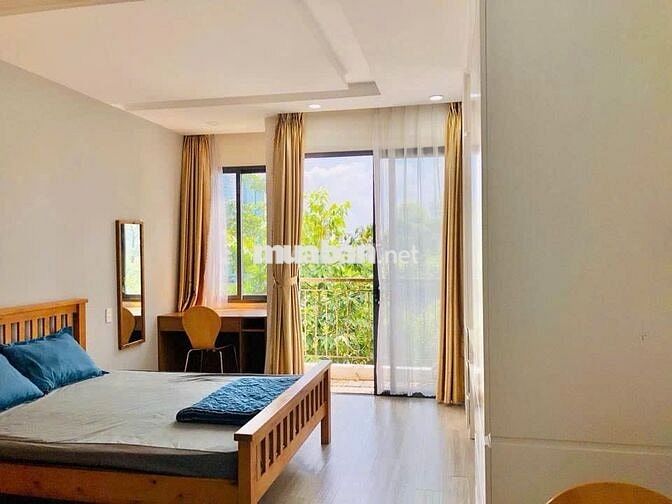 Căn hộ dịch vụ 2 phòng ngủ cao cấp mở cửa sổ ngắm nhìn kênh Như Lộc