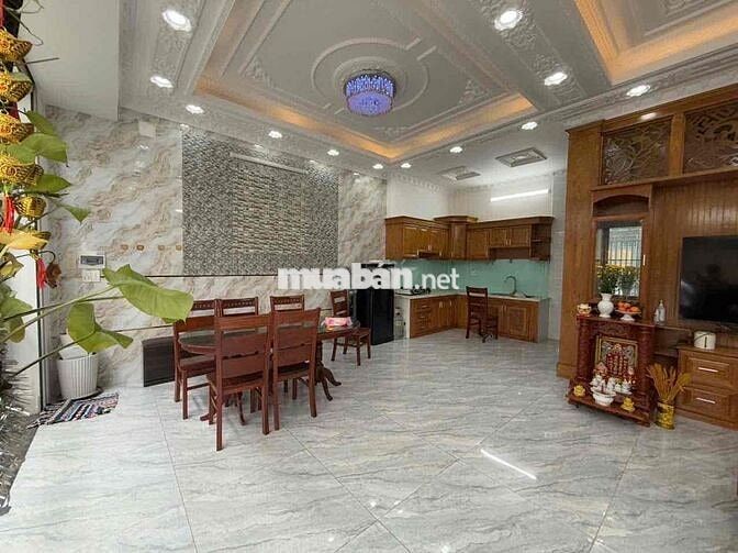 nhà đẹp 4 lầu  full nội thất có 4 phòng ngủ 4wc đường Hồ Văn Long