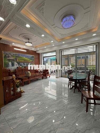 nhà đẹp 4 lầu  full nội thất có 4 phòng ngủ 4wc đường Hồ Văn Long