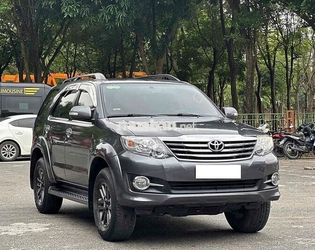 Toyota Fortuner 2.7V 4x2 model 2016 màu xám đẹp