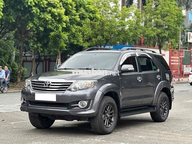 Toyota Fortuner 2.7V 4x2 model 2016 màu xám đẹp