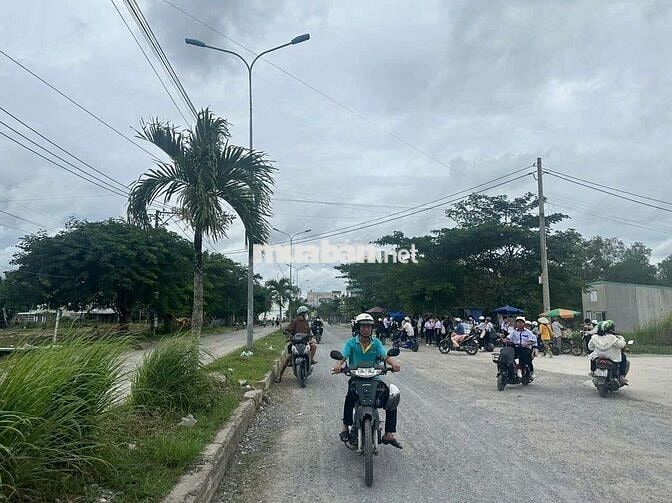 Đất mt đối diện trường học cấp 1-2