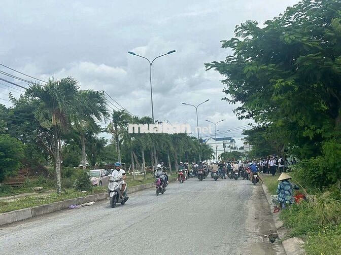 Đất mt đối diện trường học cấp 1-2