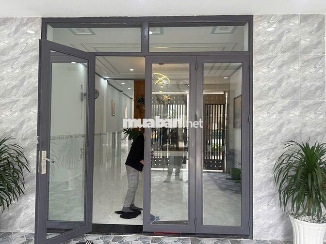 Bán nhà mới mua cho người nhà từ nước ngoài về ở nhưng chưa về được