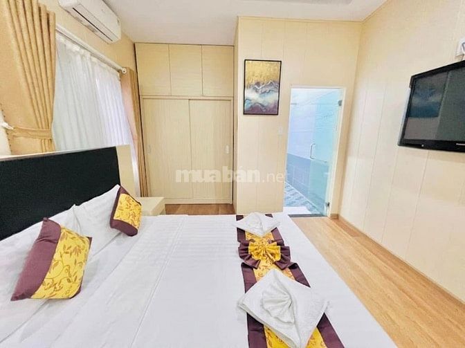 Bán khách sạn khu Tên Lửa, 20 x 20m, 5.5 tấm, 62 tỷ đối diện công viên