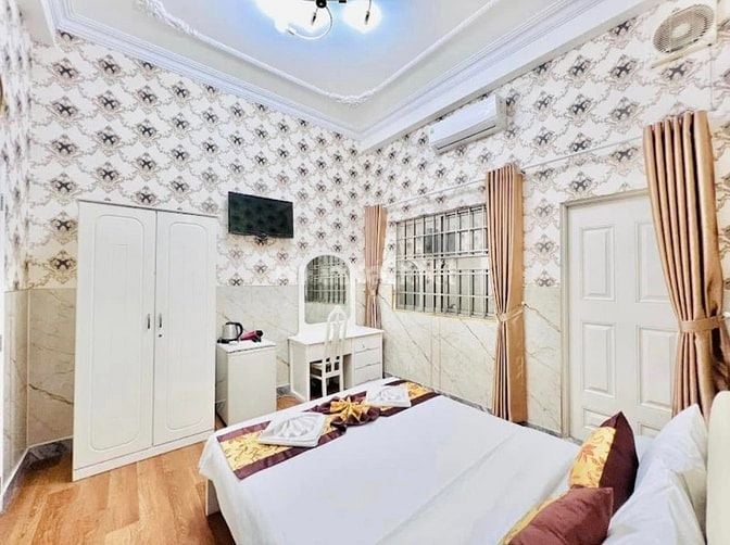 Bán khách sạn khu Tên Lửa, 20 x 20m, 5.5 tấm, 62 tỷ đối diện công viên