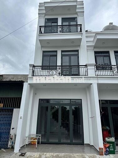 Nhà mặt tiền hẻm 11m, 4 phòng ngủ, 3 tầng, đường TX52, Q12