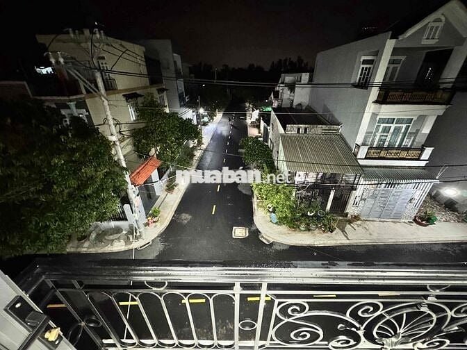 Nhà mặt tiền hẻm 11m, 4 phòng ngủ, 3 tầng, đường TX52, Q12