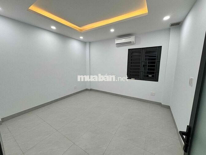 Nhà mặt tiền hẻm 11m, 4 phòng ngủ, 3 tầng, đường TX52, Q12