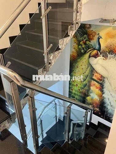 Nhà 3 tầng, mới xây rất đẹp, toàn bộ thiết bị cao cấp , cửa cuốn