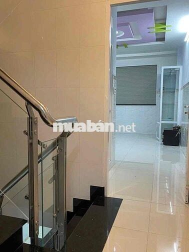 Nhà 3 tầng, mới xây rất đẹp, toàn bộ thiết bị cao cấp , cửa cuốn