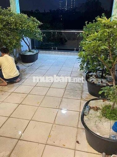 Nhà 3 tầng, mới xây rất đẹp, toàn bộ thiết bị cao cấp , cửa cuốn