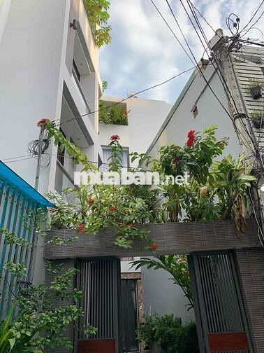 Phòng ban công full nội thất cho bạn nữ