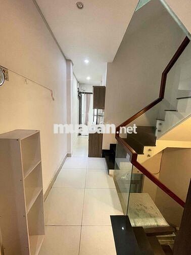 Phòng ban công full nội thất cho bạn nữ