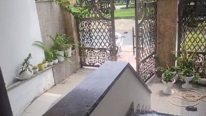 Cho thuê nhà mặt đường 12m thông thoáng . Giá 30 triệu / tháng 