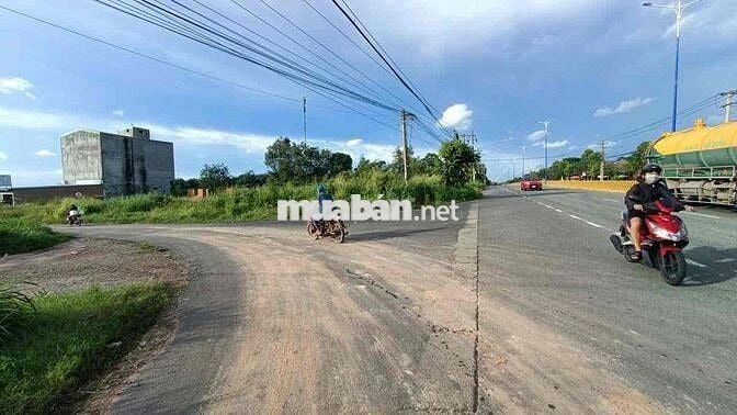 Đất 2 mặt tiền QL13 và DH611 Diện tích 1.793m2. Làm gì cũng được