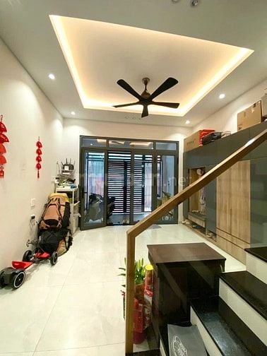 BAN NHA KHU SÂN BAY -  XE HƠI VÀO NHÀ - 5 TẦNG MỚI CÓNG CÓ THANG MÁY.