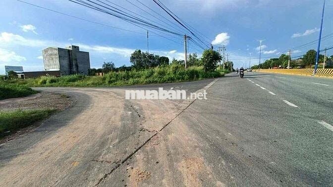 Đất 2 mặt tiền QL13 và DH611 Diện tích 1.793m2. Làm gì cũng được
