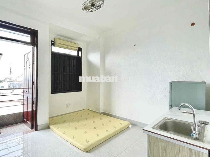 Phòng ngay cầu Nguyễn Tri Phương, Ban công thoáng mát, đầy đủ nt, ..