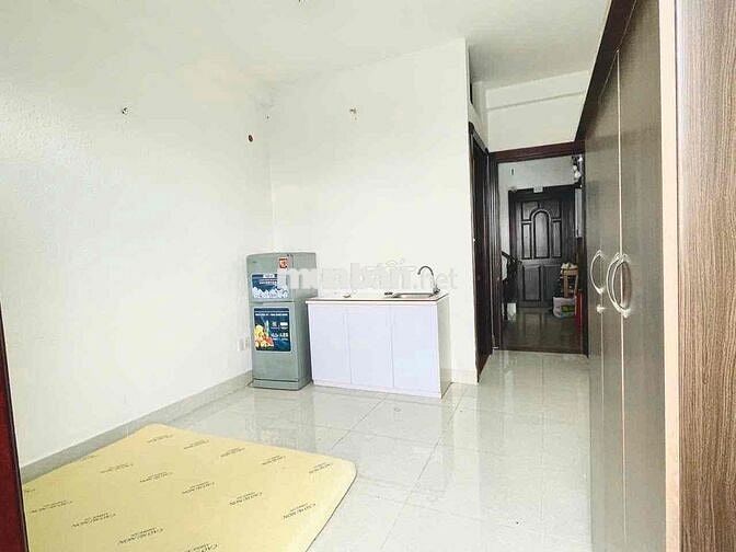Phòng ngay cầu Nguyễn Tri Phương, Ban công thoáng mát, đầy đủ nt, ..