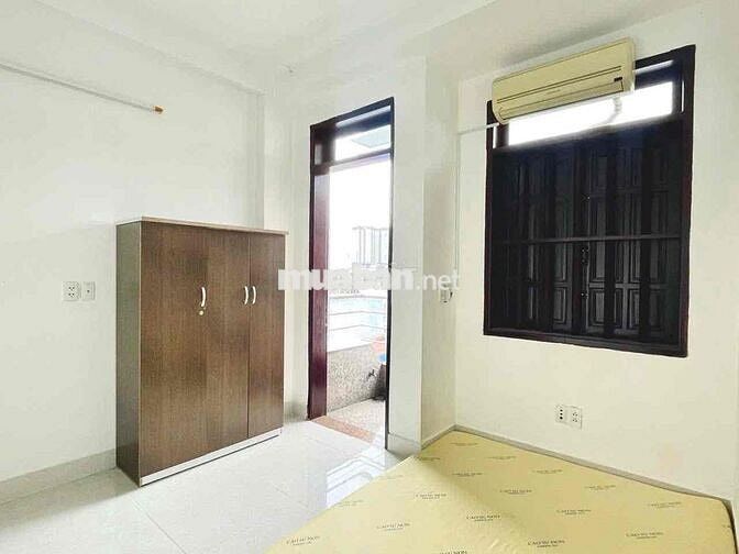 Phòng ngay cầu Nguyễn Tri Phương, Ban công thoáng mát, đầy đủ nt, ..