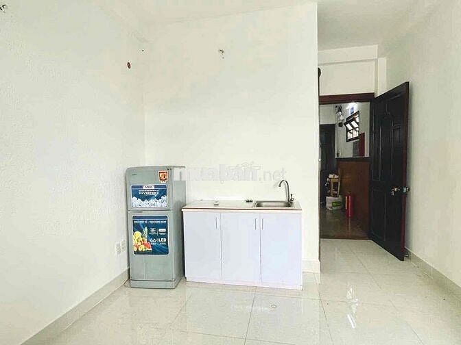 Phòng ngay cầu Nguyễn Tri Phương, Ban công thoáng mát, đầy đủ nt, ..