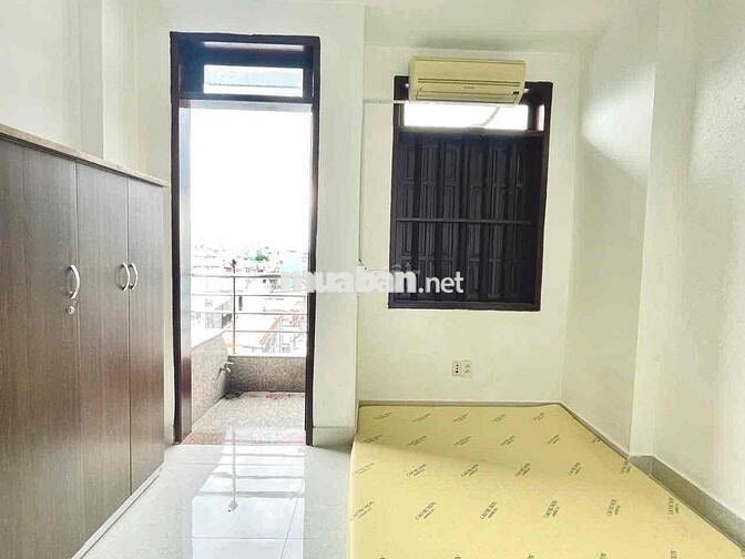 Phòng ngay cầu Nguyễn Tri Phương, Ban công thoáng mát, đầy đủ nt, ..