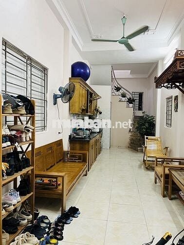 Chính chủ k qua môi giới cần bán nhà 3,5 tầng dân mới xây kiên cố