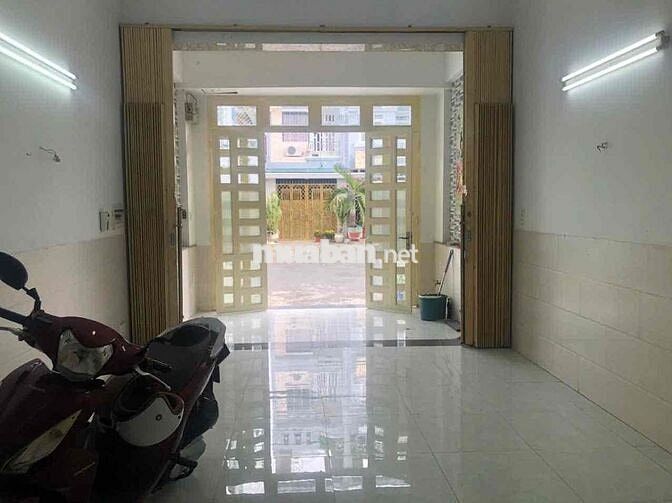 phòng ngay đường số 6 . Đối diện chợ Da Sà.