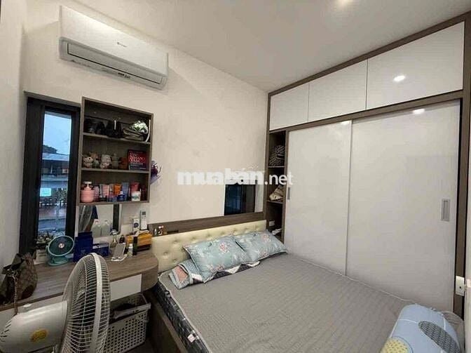Nhà đẹp 55 m2 lô góc gần đại học ngoại thương phố Láng tập thể 2 ngủ .