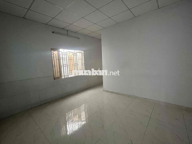 Cho thuê nhà cấp 4 diện tích lớn 100m2 đường Lê Văn Khương , hxh