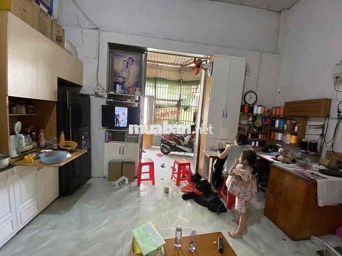 Nhà cấp 4 . gác lững . SHR . đất vuông Đẹp