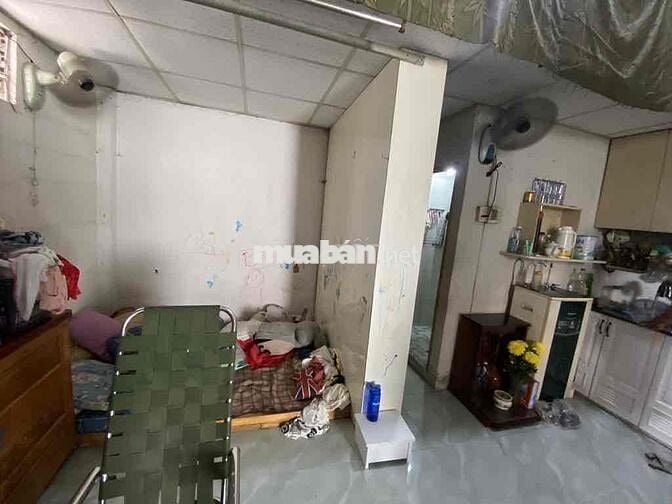 Nhà cấp 4 . gác lững . SHR . đất vuông Đẹp