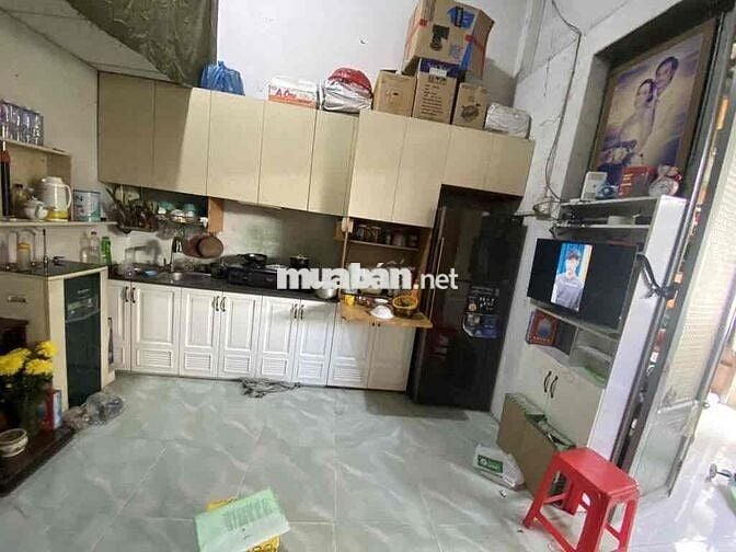 Nhà cấp 4 . gác lững . SHR . đất vuông Đẹp