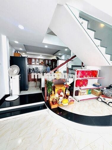 5,8 tỷ xe hơi đổ cửa hiếm đường 38. 4 tầng hbc TĐ. 1 căn ***